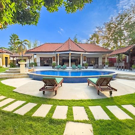 Villa Bugis Abimanyu Seminyak Bagian luar foto